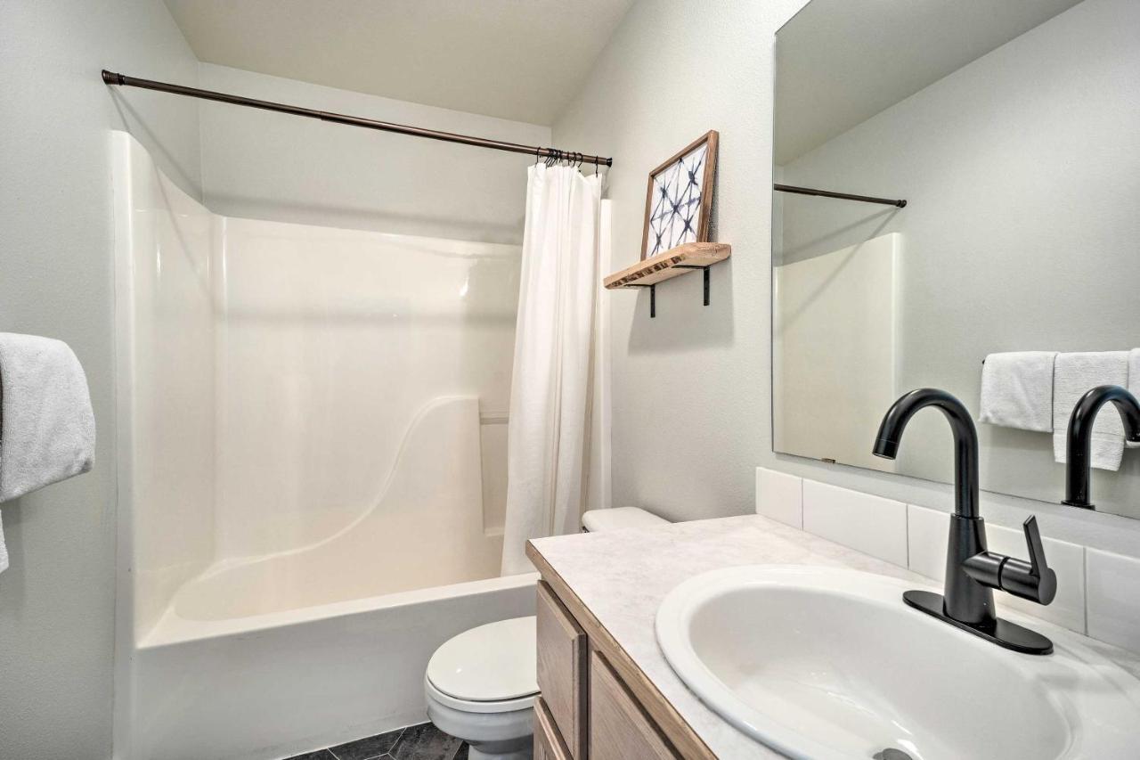 Chic Chelan Condo With Balcony, Walk To Lake And Dtwn! ภายนอก รูปภาพ